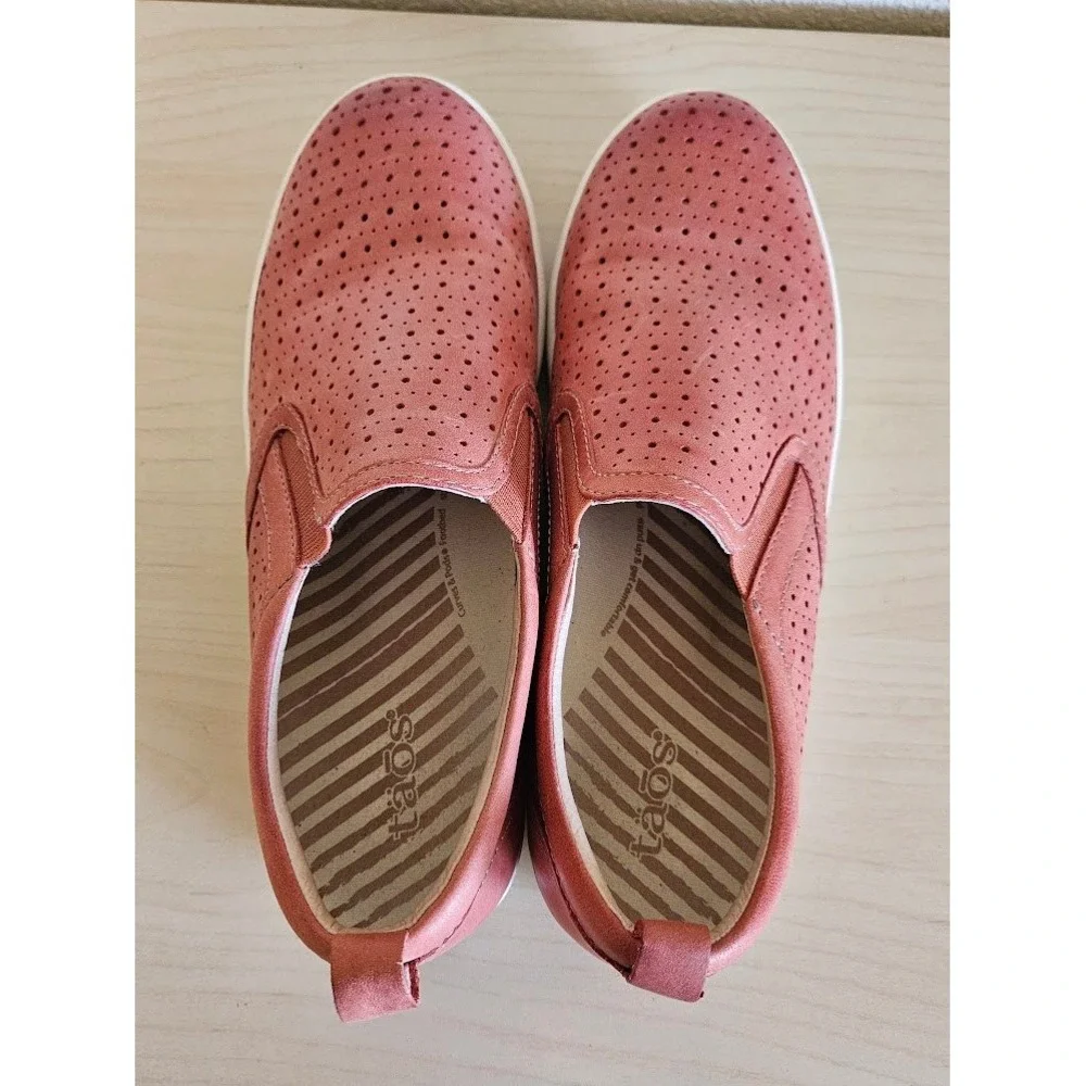Taos Womens Court Slip On Shoes Red Leather Perforated Sneakers Size 9